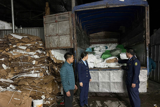 Chặn đứng hơn 3 tấn chân gà đông lạnh và 720 kg củ cải muối không hoá đơn