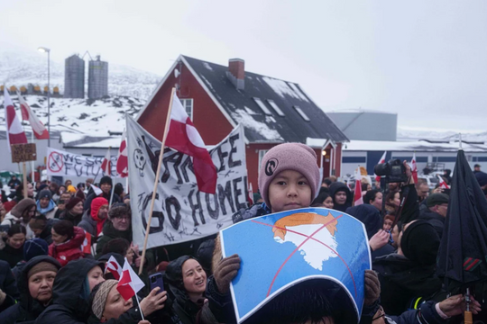 Ông Trump mở mặt trận thuế quan mới: Đòi mua Greenland, trừng phạt cả châu Âu