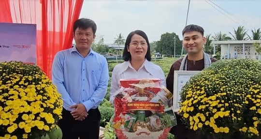 Bí thư Đảng ủy xã lên sóng livestream giữa ruộng hoa: Nhà vườn chốt đơn liên tục