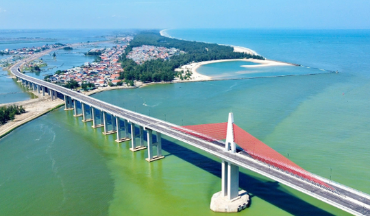 Chỉ vài tháng nữa, cây cầu dây văng vượt biển dài nhất miền Trung sẽ hoàn thành, kết thúc hơn 100 năm di chuyển bằng đò của người dân đôi bờ