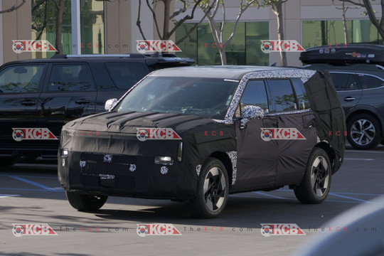 Hyundai Santa Fe 2027 lộ nội thất: Vô-lăng làm lại hoàn toàn theo kiểu Tesla, bớt vuông vức