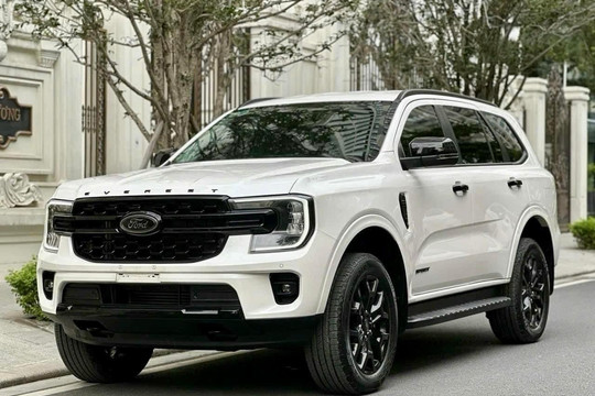 Phân khúc SUV cỡ D năm 2025: Ford Everest 'một mình một ngựa', Santa Fe 'trượt dốc không phanh'