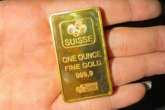 Đang đi dạo quanh khu vực cầu gỗ lim, người phụ nữ đánh rơi 2 cây vàng xuống sông