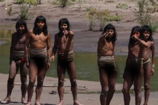 Xuất hiện bộ tộc không mặc quần áo, chưa từng tiếp xúc với thế giới