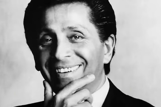 Nhà thiết kế thời trang nổi tiếng qua đời