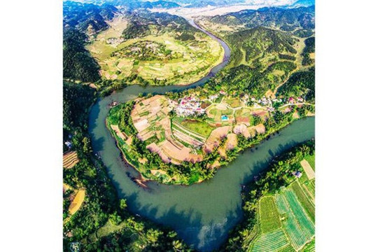 Dòng sông hiếm hoi chảy ngược từ Việt Nam sang Trung Quốc: Khởi nguồn từ đỉnh núi 1.200m, vận chuyển 628.000 tấn phù sa mỗi năm