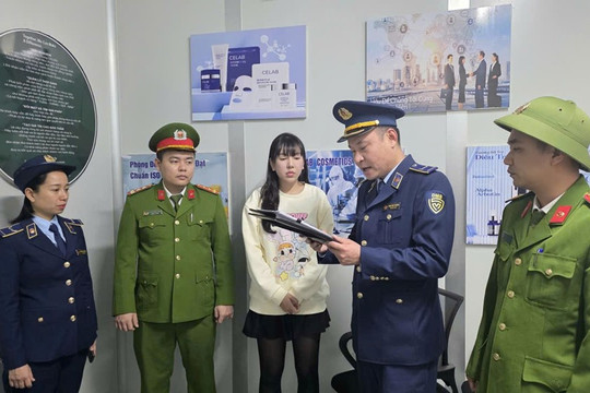 Khởi tố nữ Giám đốc SN 1996, khám xét, thu giữ hơn 11.000 chai thuốc nhuộm tóc mang nhãn Hamiko