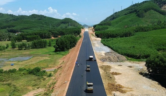 Nhà thầu triển khai tuyến cao tốc gần 15.000 tỷ đi qua 2 tỉnh rộng lớn bậc nhất Việt Nam bị phê bình tiến độ