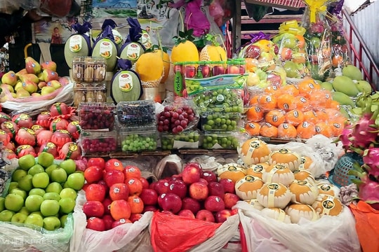 Trái cây 'nhà giàu' giờ thành hàng bình dân, phủ kín vỉa hè, chợ mạng với mức giá rẻ như rau