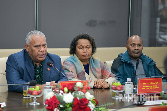 Thủ tướng một quốc gia thăm doanh nghiệp sản xuất ô tô công suất 180.000 xe/năm, bày tỏ mong muốn hợp tác