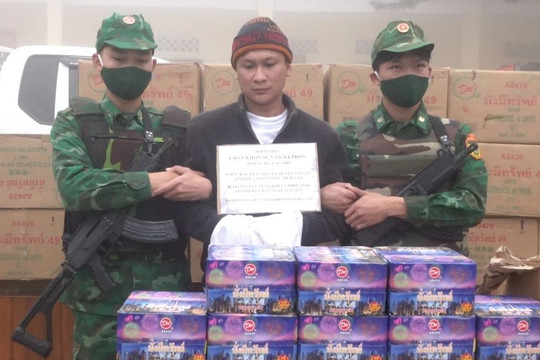 Kiểm tra xe tải mang biển số Lào, thu giữ 35 thùng carton, bắt tại chỗ Chăn Khon - Sụ Văn Nạ Phon