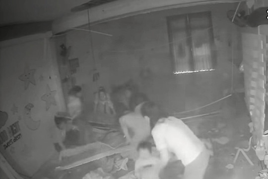Trần thạch cao đổ sập đè trúng nhiều trẻ mầm non đang ngủ trưa