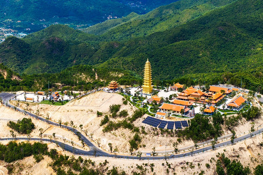 Ngôi chùa nổi tiếng sở hữu bảo tháp dát vàng 13 tầng cùng chuông đồng 1.500kg, là nơi con trai Chủ tịch Phạm Nhật Vượng tổ chức lễ hằng thuận