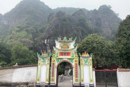 Ngôi chùa cổ nghìn năm tuổi nằm hoàn toàn trong lòng núi, từng là nơi sản xuất vũ khí