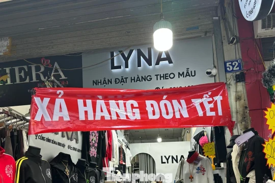 Vừa mở cửa trở lại, chợ Ninh Hiệp đã đua nhau 'xả hàng Tết'