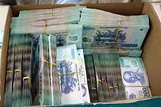 Tạm giữ Ngô Đức Thành SN 2003, thu hồi hai gói hàng chứa 7,85 tỷ đồng tiền mặt