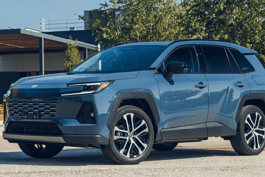 Toyota sắp bán bản hybrid với mẫu SUV rất được ưa chuộng: Vận hành được đa địa hình, nội thất được chăm chút, giá bán ‘rẻ như cho’ không?