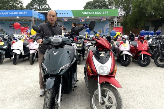 Bất chấp trời rét, mang Honda Click gần 20 năm tuổi đến sự kiện 'Đổi xăng lấy điện', chủ xe được định giá xe cũ và đã nói thẳng quyết định