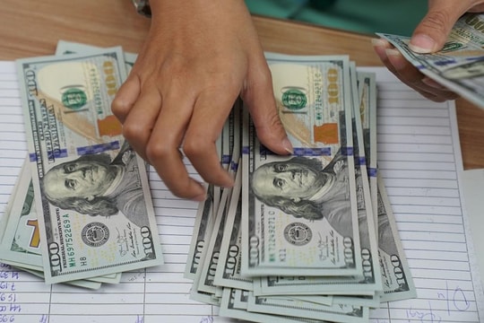 Ông Trump bất ngờ nói ‘không lo’ đồng USD mất giá, thị trường lập tức chao đảo