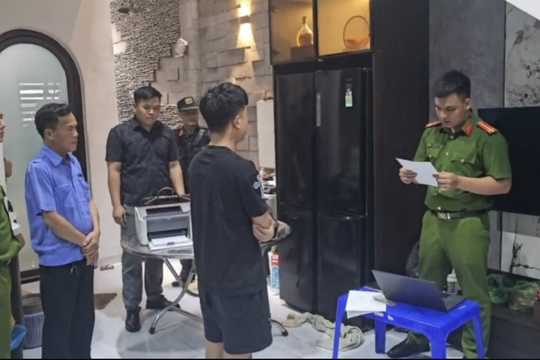 Bắt, khám xét khẩn cấp vợ chồng Nguyễn Văn Quyền sinh năm 1998