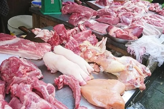 Giá thịt lợn đội lên 30.000 đồng/kg, nhiều gia đình Hà Nội ăn dè sẻn ngay giáp Tết