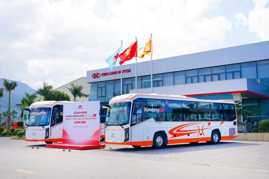 Hãng xe Việt Kim Long Motor bàn giao lô xe bus 'made in Vietnam' cao cấp cho ông lớn vận tải Hà Tĩnh