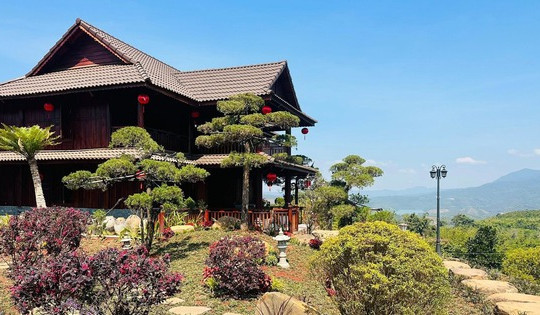 Biệt phủ trên cao nguyên của danh hài ‘nặng nhất Vbiz’: Rộng 10.000m2, kiến trúc đậm chất Việt