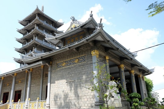 Vận chuyển hàng chục nghìn khối đá bằng đường thủy, Chư tăng, Phật tử thức đêm xây dựng ngôi chùa đá độc nhất miền Tây