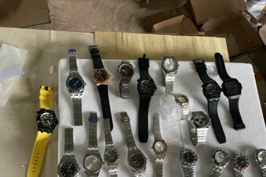 Phát hiện gần 1.000 chiếc đồng hồ giả thương hiệu Patek Philippe, Rolex