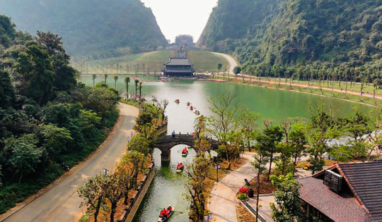 Doanh nghiệp Xây dựng Xuân Trường khảo sát thung lũng hoang sơ đẹp như phim cổ trang giữa lòng di sản thế giới