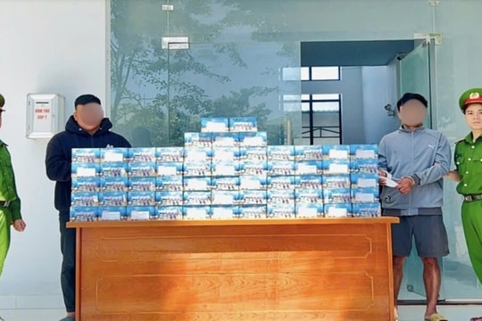 Kiểm tra taxi trong khu dân cư, phát hiện 5 thùng giấy nặng 100kg, bắt nóng 2 đối tượng