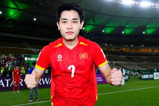 Cầu thủ Nguyễn Đình Bắc đấu giá áo đấu góp quỹ xây cầu cho người dân vùng biên giới Việt - Lào