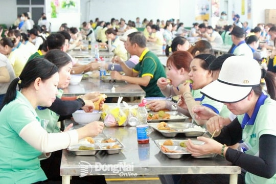 Một doanh nghiệp ở Đồng Nai vừa tổ chức bữa ăn chiêu đãi 34.000 công nhân, lao động ở xa sẽ được nghỉ Tết thêm 2 ngày