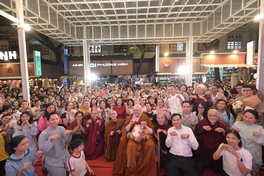 Đường sách chật kín người đón Thiền sư Ajahn Brahm