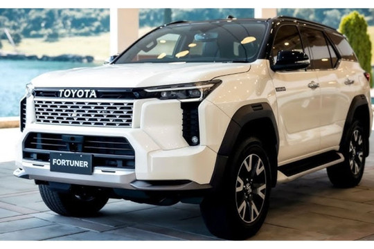 Xôn xao trước Fortuner 2026: Sức mạnh 270 mã lực cùng ngoài hình cơ bắp thách thức Ford Everest
