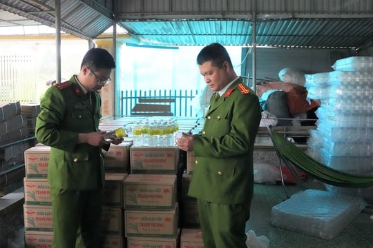 Khởi tố chủ cơ sở sản xuất giấm gạo SN 1992, thu giữ 258 thùng carton, 21.000 nhãn mác
