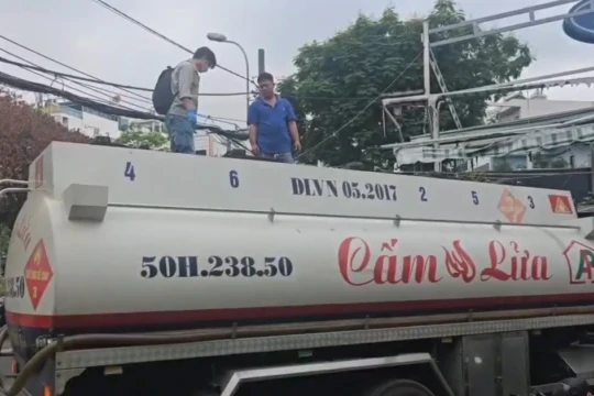 Vụ lùm xùm xăng giả: Hé lộ hóa chất pha trộn 'phá xe'