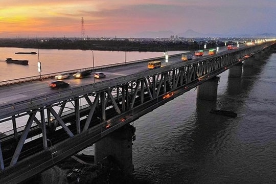 Việt Nam có một cây cầu 2 tầng bắc qua sông Hồng, mất 11 năm thi công, từng được đánh giá là hiện đại bậc nhất Đông Nam Á