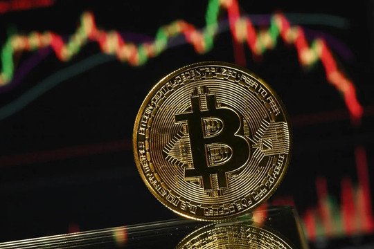 Bitcoin suýt xuyên thủng mốc 60.000 USD