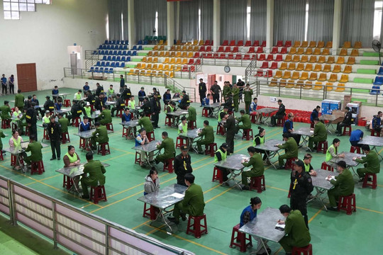 Khám xét tòa nhà phát hiện hàng chục 'cán bộ tài chính online', thu giữ 87 máy tính, 85 điện thoại di động