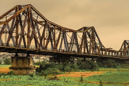 Tạm dừng tàu qua cây cầu thép đầu tiên bắc qua sông Hồng