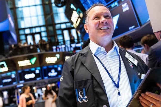 Chưa từng có trong lịch sử: Dow Jones tăng hơn 1.200 điểm, lần đầu vượt mốc 50.000 điểm