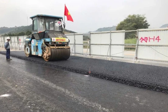 Bắt đầu thảm nhựa mặt đường cao tốc Nội Bài - Lào Cai mở rộng