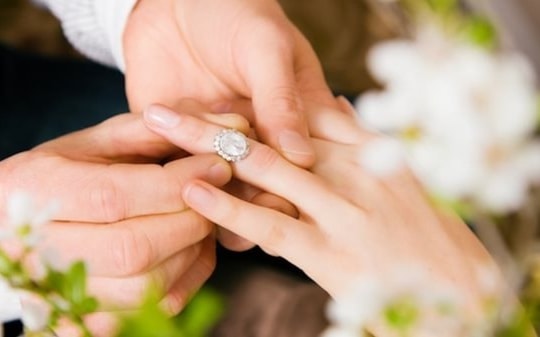 Người đàn ông đột ngột qua đời, vợ cũ và vợ mới quyết định cưới nhau