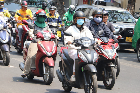 Người đi xe máy nếu quên không thực hiện thao tác này khi lái xe sẽ bị phạt lên tới 14 triệu, nên biết để chấp hành nghiêm chỉnh