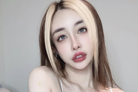 Hot girl sở hữu 1,2 triệu người theo dõi bị từ chối nhập cảnh vì điện thoại chứa ảnh 'nóng'