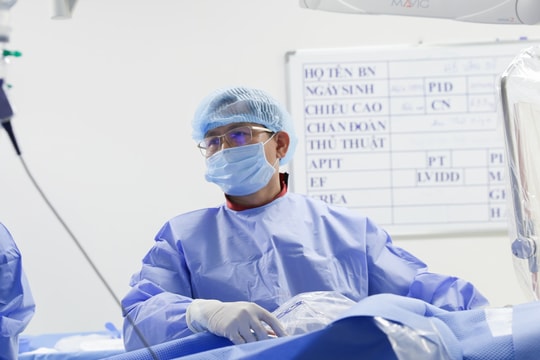 Đang nằm cấp cứu, bác sĩ vẫn rời giường bệnh tới phòng can thiệp cứu bệnh nhân “ngàn cân treo sợi tóc”