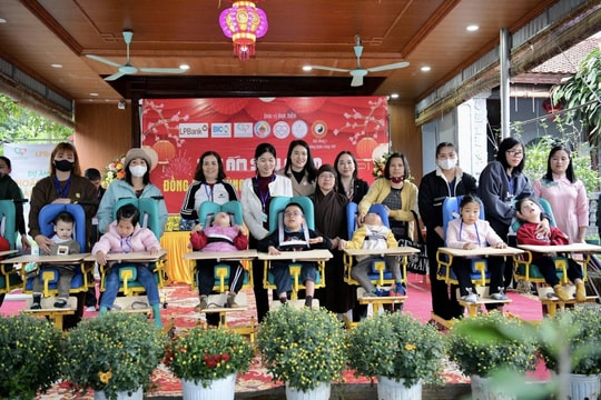 Mang hơi ấm Tết đến với trẻ em bại não tại Ninh Bình