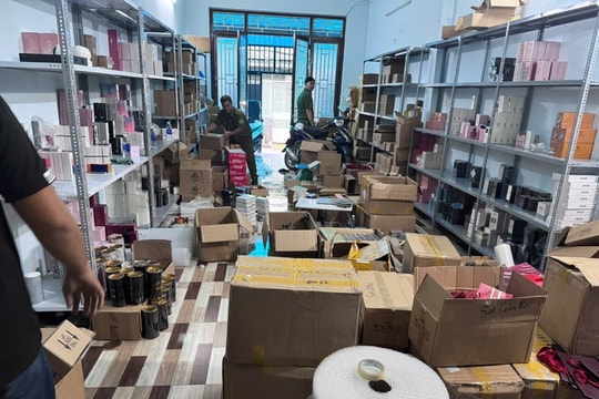 Triệt phá đường dây mỹ phẩm giả 'khủng' trên mạng: Hơn 10.000 chai nước hoa nhái tuồn ra thị trường