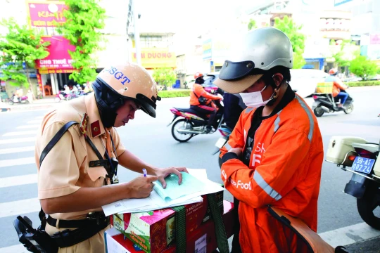 Người điều khiển xe máy có thể bị phạt tới 14 triệu đồng, trừ 10 điểm GPLX nếu quên thực hiện thao tác này trước khi khởi hành